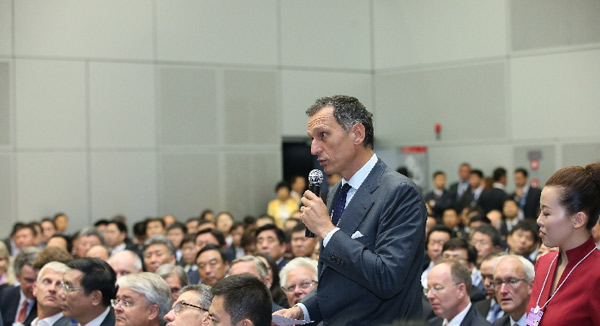 Premier Li meets entrepreneurs, answers questions