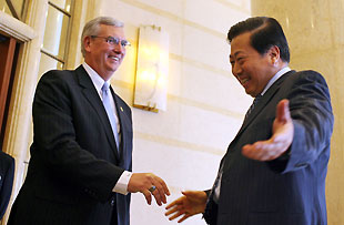 U.S. Environmental Protection Agency administrator Stephen Johnson (L) is welcomed by China's State Environment Protection Bureau Minister Zhou Shengxian at a meeting in Beijing April 10, 2006.