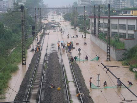 A general view of Lechang Railway Station after severe rainstorms and flooding caused by Tropical Storm Bilis in South China's Guangdong Province, July 16, 2006.[Tao Defu/Southern Daily]