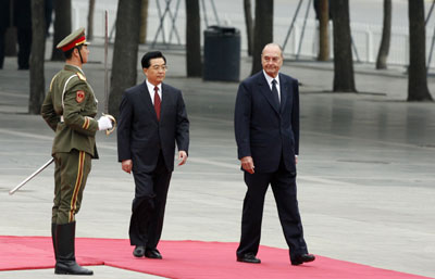 Visiting French President Jacques Chirac (R) and Chinese President Hu Jintao review the honour guard during a welcome ceremony at the Great Hall of the People in Beijing October 26, 2006. Chirac led an elite business contingent to China, hoping to seize a greater share of the world's fourth largest economy on a state visit