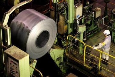 A worker operates a machine at a Baosteel factory in Shanghai February 25, 2005. Baosteel Group, China's biggest steel maker, is preparing to list core steel assets in New York, sources familiar with the situation told Reuters on Wednesday. [Reuters]