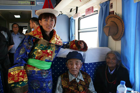 Mongolian mom to worship in Tibet by train