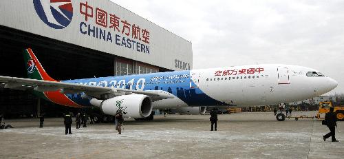 A passenger aircraft painted with World Expo designs unveils on the tarmac of Hongqiao Airport, in Shanghai, east China, Jan. 19, 2010. This is the 4th of the six planes painted with World Expo logos, which are provided by China Eastern Airlines to service for the Shanghai Expo. (Xinhua/Chen Fei) 4th World Expo passenger aircraft unveiled in Shanghai