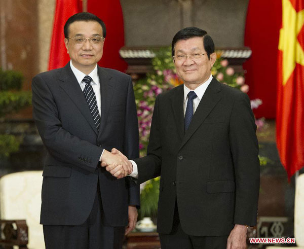 Premier Li Keqiang, left, meets with Vietnamese President Truong Tan Sang in Hanoi, Vietnam, Oct 14, 2013. China, Vietnam able to handle differences properly: Premier Li