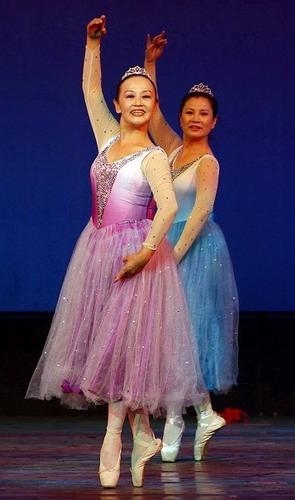 Ran Yujie (front) performs Dream on the Toes at a competition in Hong Kong. Put on your shoes and dance