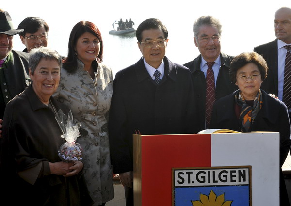 President Hu Jintao and his wife Liu Yongqing are welcomed to St Gilgen in the Austrian province of Salzburg, on Tuesday. Austrian President Heinz Fischer (third from right), and his wife Margit Fischer (left) accompanied Hu on the trip. Hu's trip fosters cultural exchange