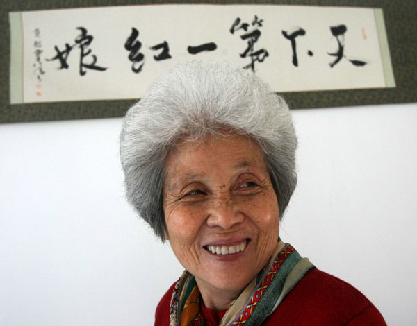 Zhou Shuhua, 80, a resident in Shenyang, capital of Northeast China's Liaoning province, is deemed by many, as what reads on the scroll in calligraphy on the wall behind her, 'China's No 1 Matchmaker'. Wang Qibo / for China Daily Matchmaker lines up right catch for seniors
