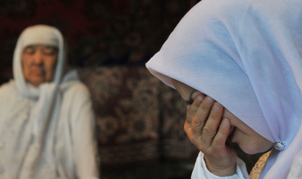 Adalathan Yiminiaz (right), a resident of Lukqun township, Turpan, the Xinjiang Uygur autonomous region, recalls how her husband Memetjon Nimar was killed by terrorists on June 26. Zhen Shixin / for China Daily Pain lingers after Xinjiang terrorist attack