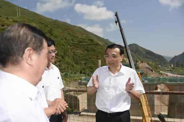 Premier Li Keqiang, right, during his visit to the construction site of the Muzhailing tunnel on the Lanzhou-Chongqing Railway in Dingxi, Gansu province, on Aug 18, 2013. Railway construction in the west opens the door to fortune: Premier