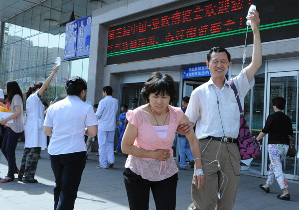 Patients in hospitals were evacuated after a 5.1-magnitude earthquake jolted Urumqi at 1:27 pm on Friday. ZHANG WANDE / FOR CHINA DAILY 5.1-magnitude earthquake rattles Urumqi