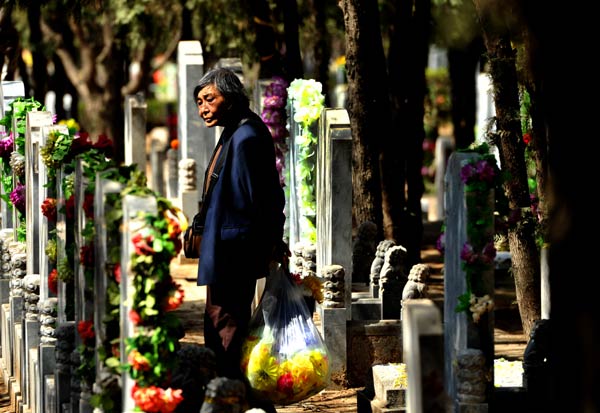 Good weather brings rush of cemetery visitors