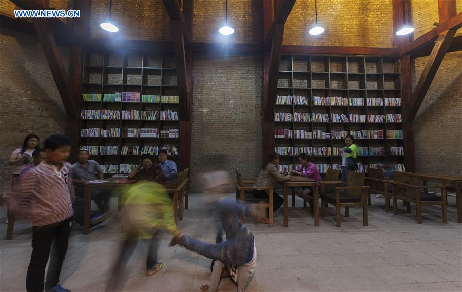 Library modified from cave dwellings attracts readers in C China