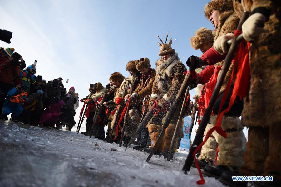 People perform ice-collection folk arts in NE China