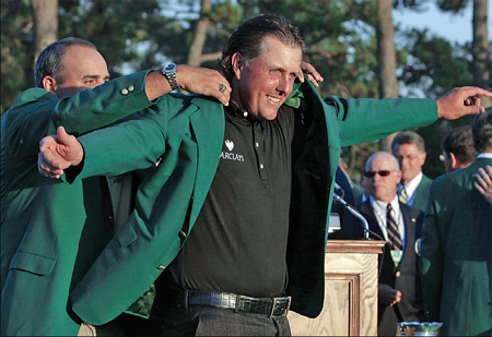 Mickelson wins Masters and gets long embrace