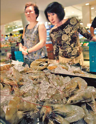 US raps on Asian shrimpers' doors after oil spill