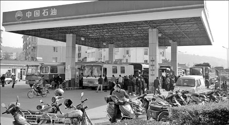 Shortage of diesel leads to longer lines at gas stations in NW China