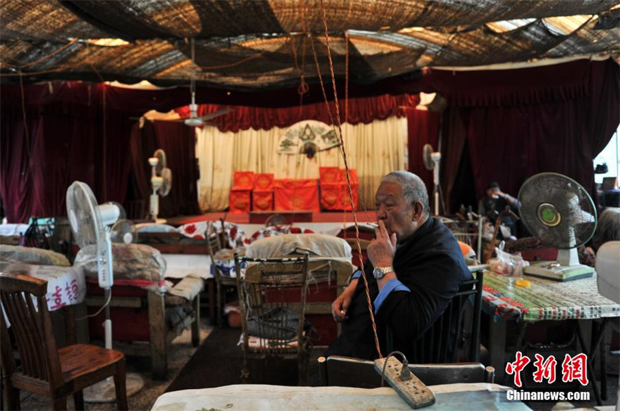 Dian opera troupe concealed in Kunming food market