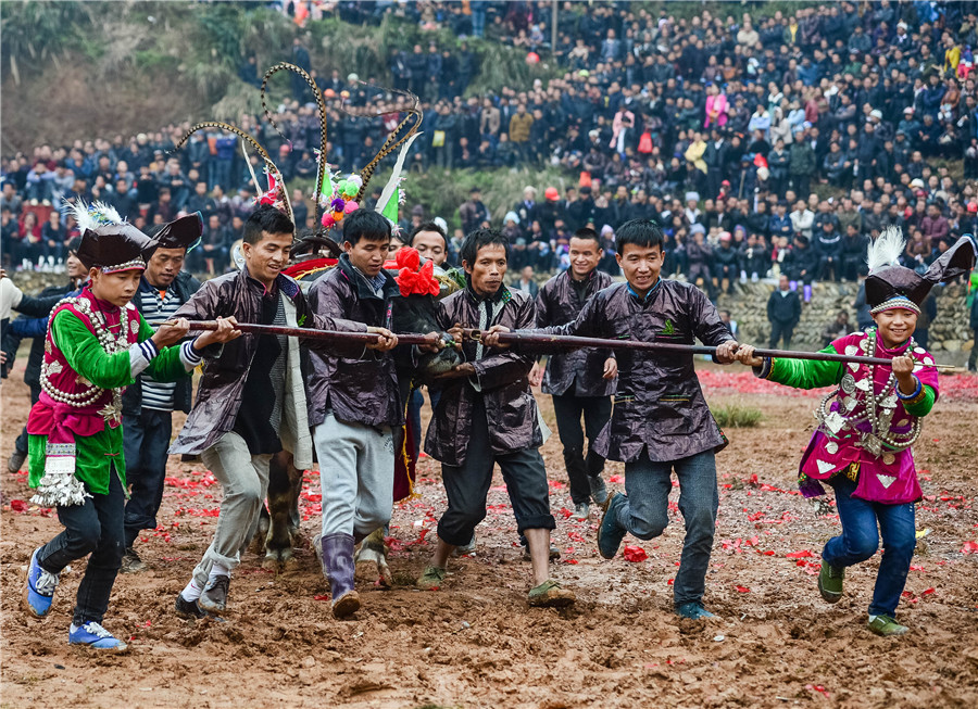 Images capture life of ethnic groups in China
