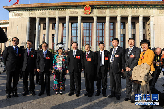 圖：代表們在人大大會堂外留影