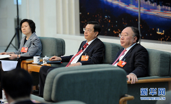 重慶市代表團(tuán)討論對(duì)中外記者開放