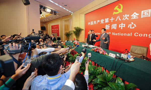 商務部部長陳德銘接受媒體集體采訪