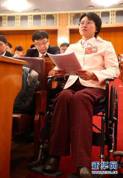 輪椅上的十八大代表——侯晶晶