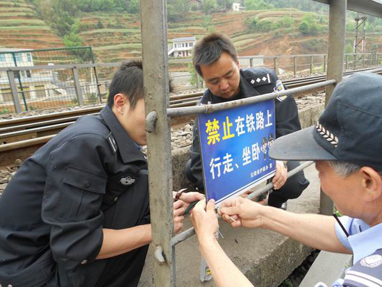 昆鐵警方深入推進(jìn)線路治安“百日攻堅(jiān)”整治