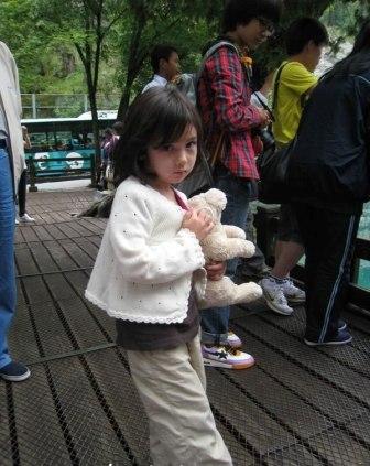 九寨溝最美小蘿莉爆紅 網友集呼“被秒殺”