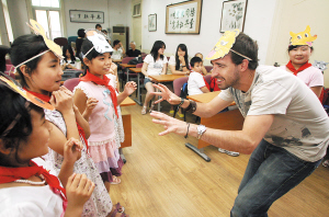 天津外國語大學學生與社區共同開展慶“六一”活動