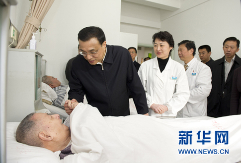 李克強在上?？疾?強調推動轉型發展 依靠創新驅動