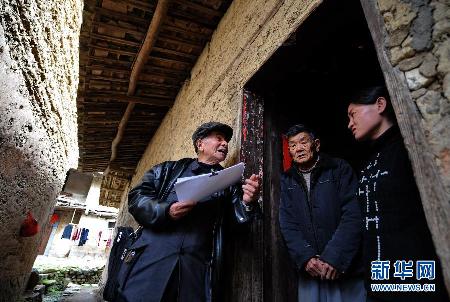 草根故事:一位八旬老人為近萬名貧困生募集助學款