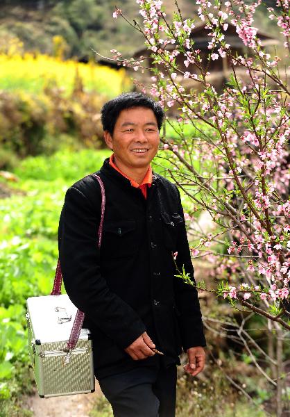 “溜索醫(yī)生”鄧前堆：只盼架起一座橋