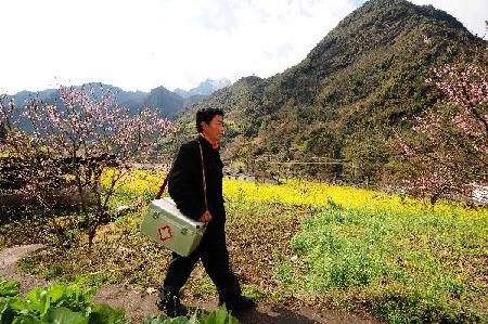 “溜索醫生”鄧前堆：只盼架起一座橋