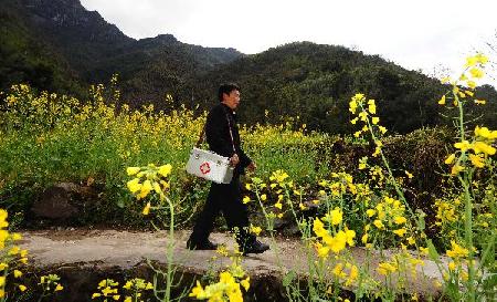 “溜索醫(yī)生”鄧前堆：只盼架起一座橋