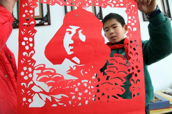 剪“雷鋒故事” 學雷鋒精神