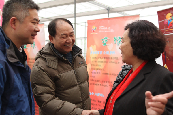 中國(guó)日?qǐng)?bào)社赴北京太陽村開展學(xué)雷鋒活動(dòng)