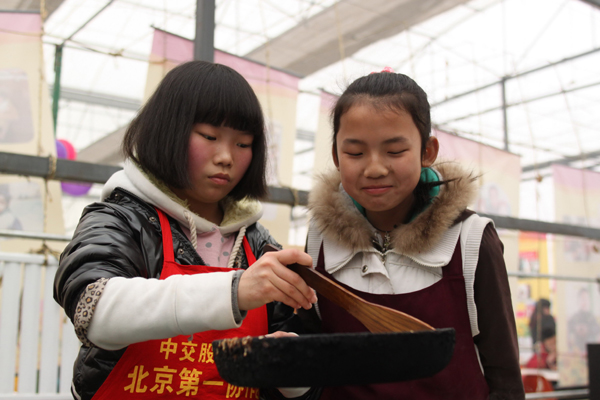 中國日報社赴北京太陽村開展學雷鋒活動