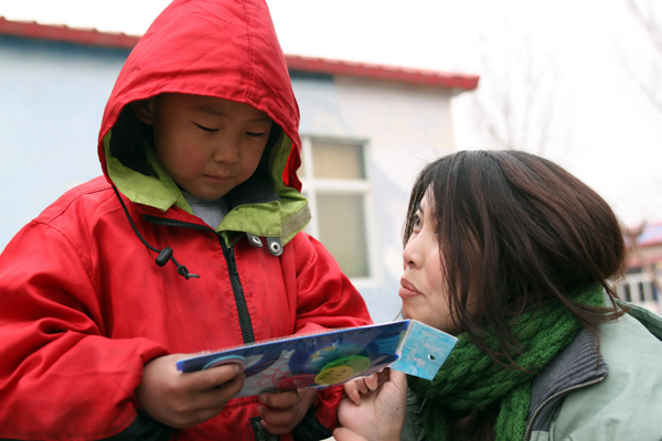 中國(guó)日?qǐng)?bào)社赴北京太陽(yáng)村開(kāi)展學(xué)雷鋒活動(dòng)