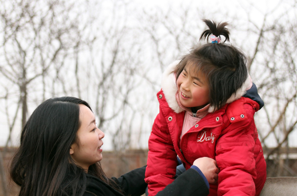 中國(guó)日?qǐng)?bào)社赴北京太陽(yáng)村開(kāi)展學(xué)雷鋒活動(dòng)