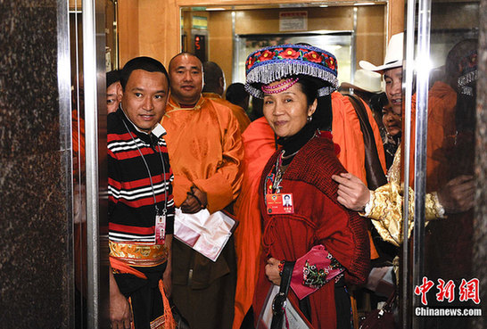 禮儀小姐在機(jī)場(chǎng)等候委員抵達(dá)