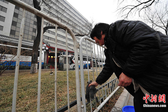 禮儀小姐在機(jī)場(chǎng)等候委員抵達(dá)