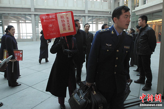 禮儀小姐在機(jī)場(chǎng)等候委員抵達(dá)