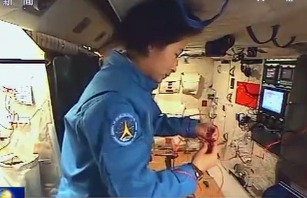 劉洋在“天宮”內用紅絲繩編織中國結