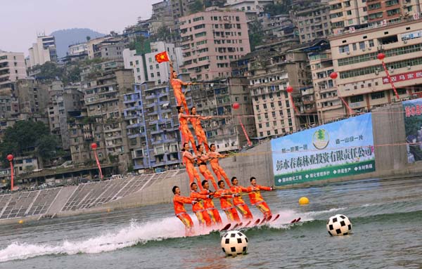 2012中美澳藝術(shù)滑水對(duì)抗賽彭水開戰(zhàn) 中國(guó)隊(duì)領(lǐng)跑首天比賽