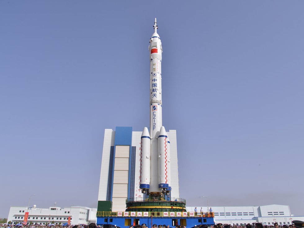 高清：神舟十號(hào)箭船組合體轉(zhuǎn)運(yùn)至發(fā)射塔架