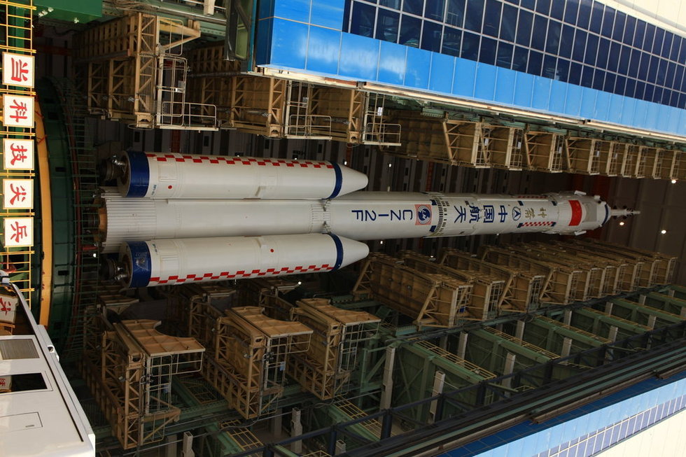 高清：神舟十號箭船組合體轉運至發射塔架