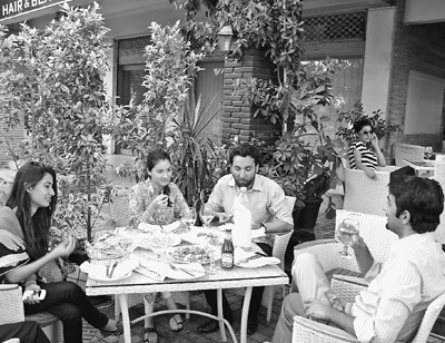 記者觀察：國外餐飲業對“最低消費”說不