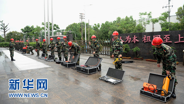 陳光標(biāo)率隊(duì)奔赴甘肅定西地震災(zāi)區(qū)