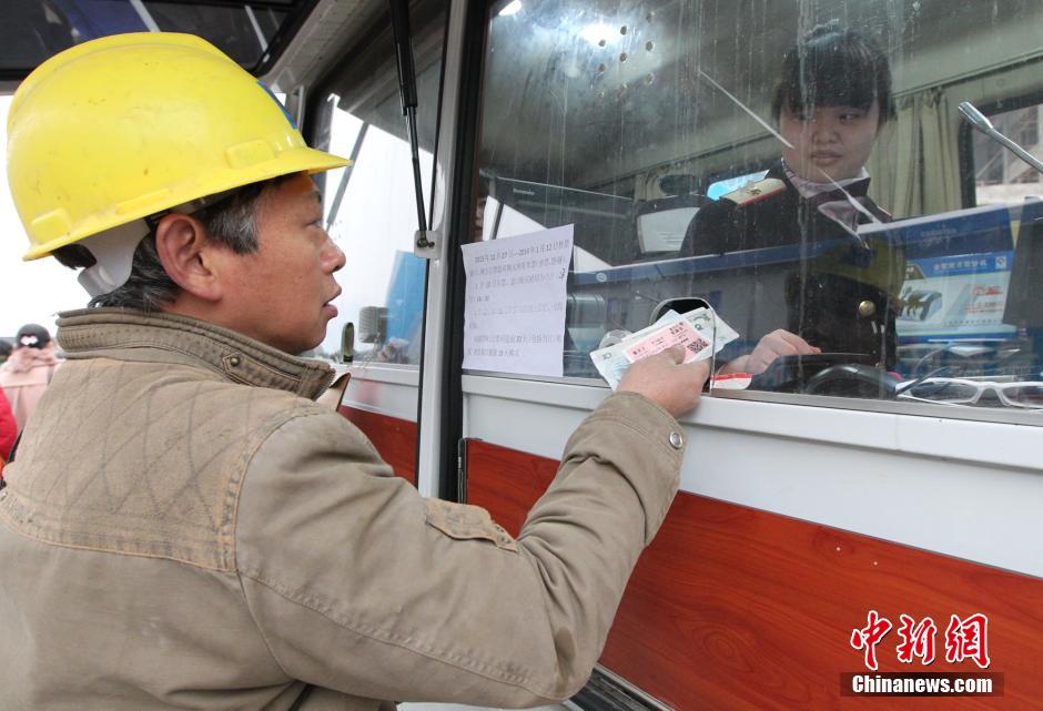 重慶火車站移動售票車開進工地為農民工現場售票