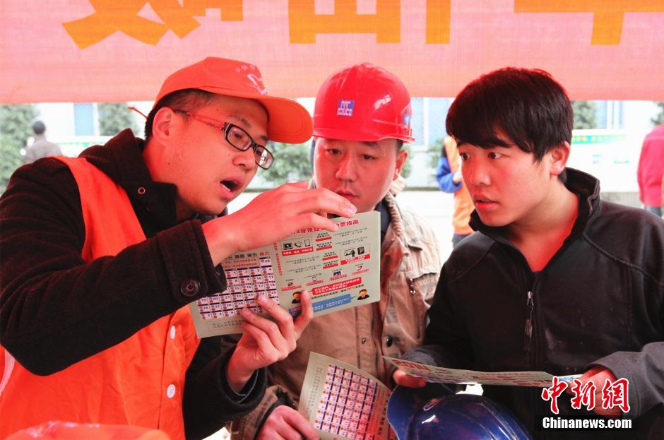 重慶火車站移動(dòng)售票車開進(jìn)工地為農(nóng)民工現(xiàn)場售票